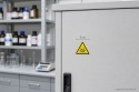 Naklejka BHP 8 cm - Ostrzeżenie przed wiązką laserową - W004