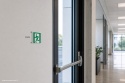 Naklejka BHP 8 cm - Wyjście ewakuacyjne (prawostronne) - E002