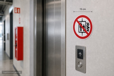 Naklejka BHP 15 cm - Zakaz siadania - P018